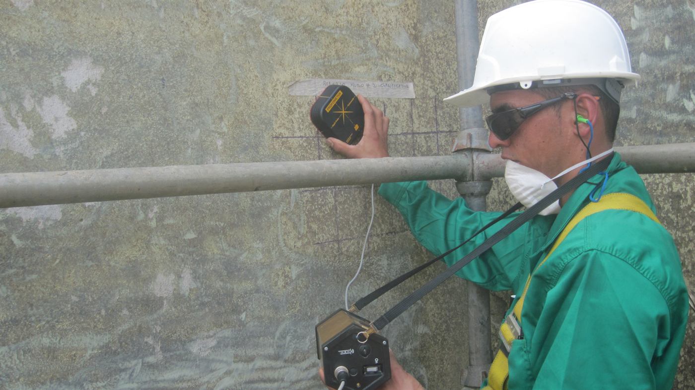 Ingeniero realizando ensayo no destructivo sobre estructura de concreto