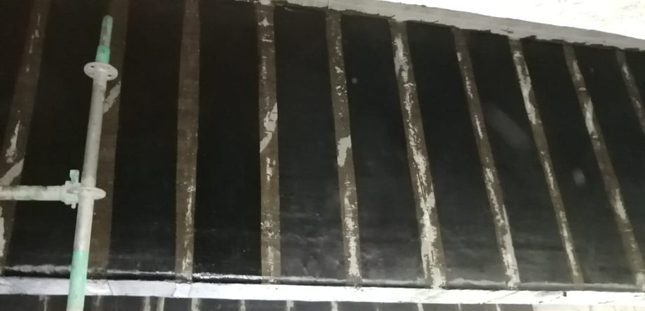 Bandas de tejido en fibra de carbono instaladas bajo una placa de concreto