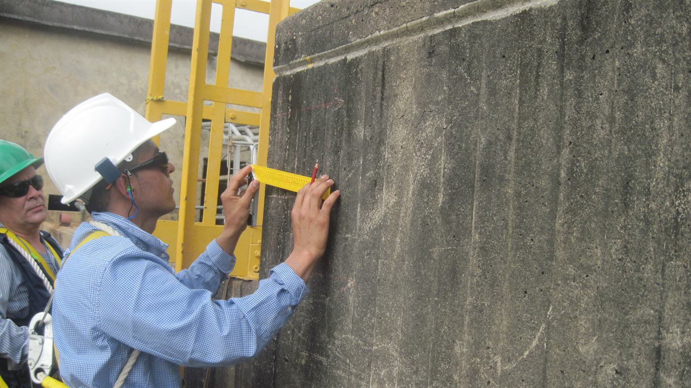 Verificación de verticalidad de un muro de concreto con nivel